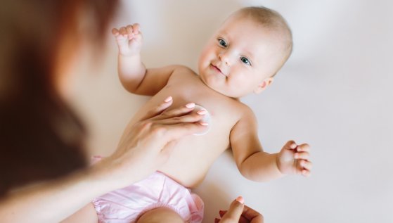 Neonati: come prendersi cura della loro pelle delicata